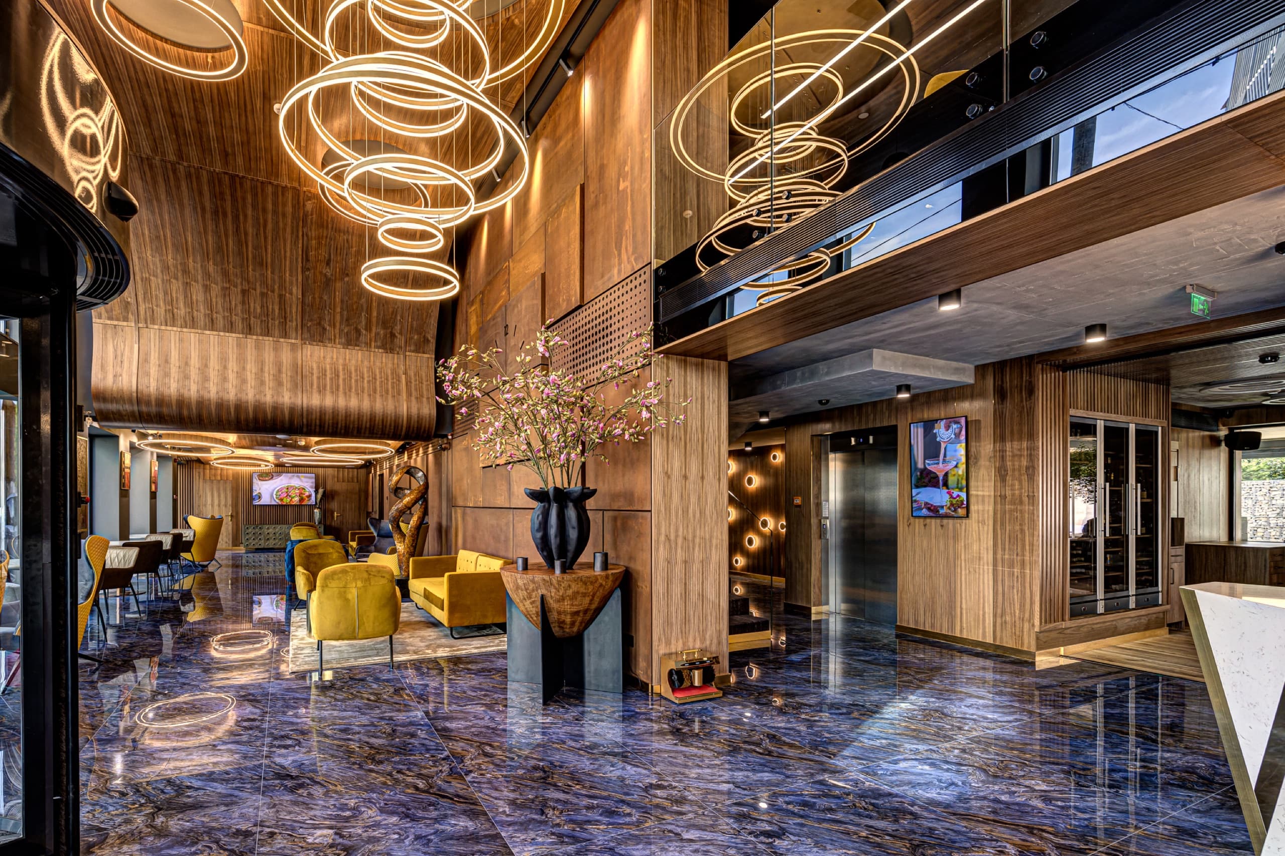 Designer de interior într-un spațiu rezidențial luminos, amenajat de PODOQ Studio