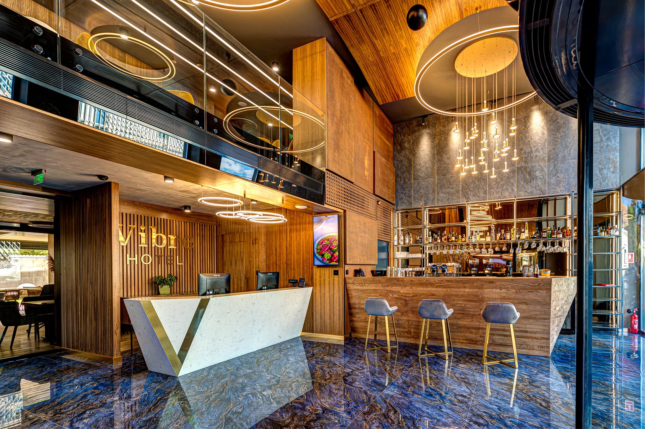Hotel Vibre — interior de ospitalitate cu lumină caldă și finisaje rafinate