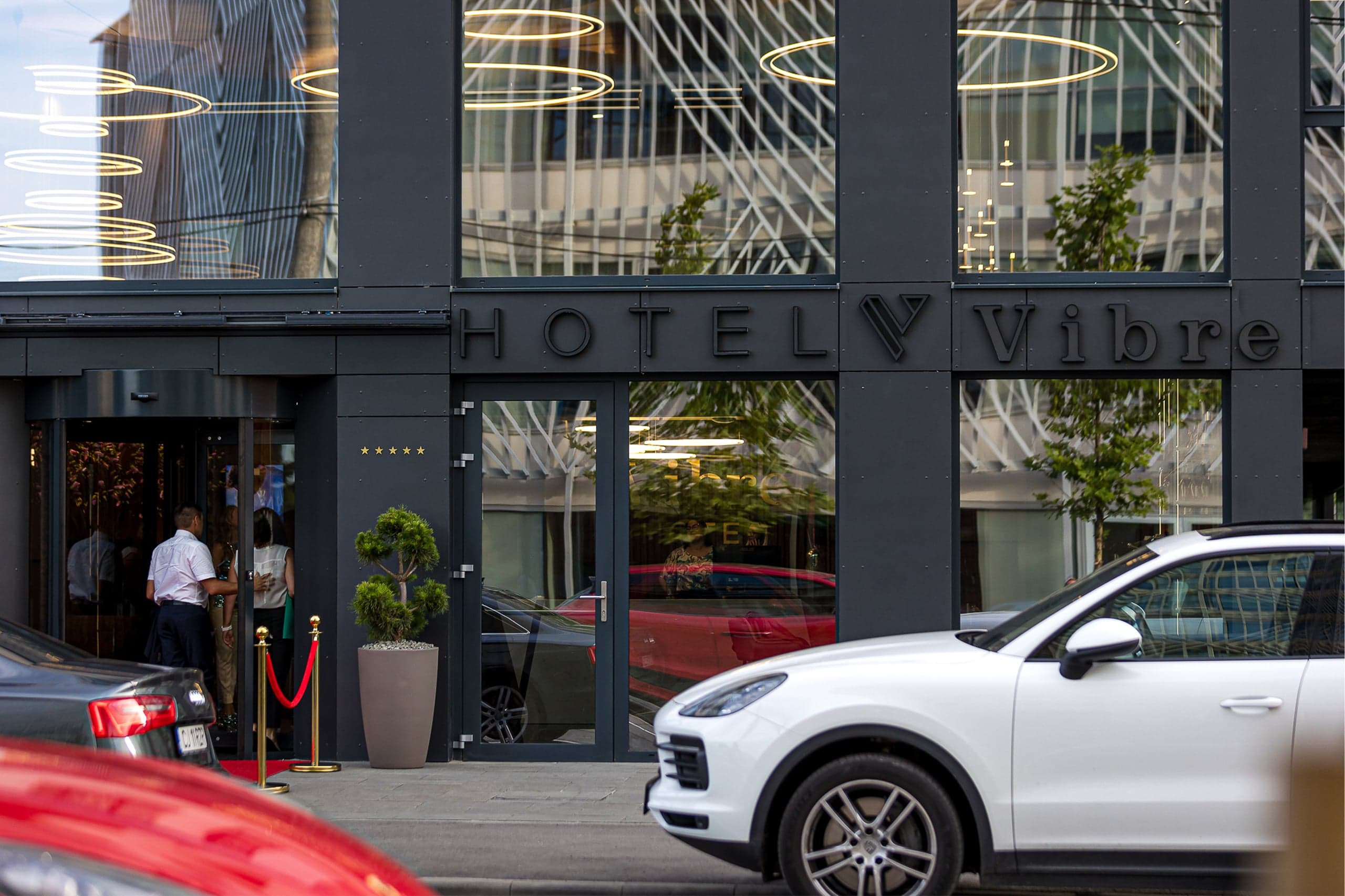 Hotel Vibre — zonă de lounge cu design contemporan amenajat de PODOQ Studio
