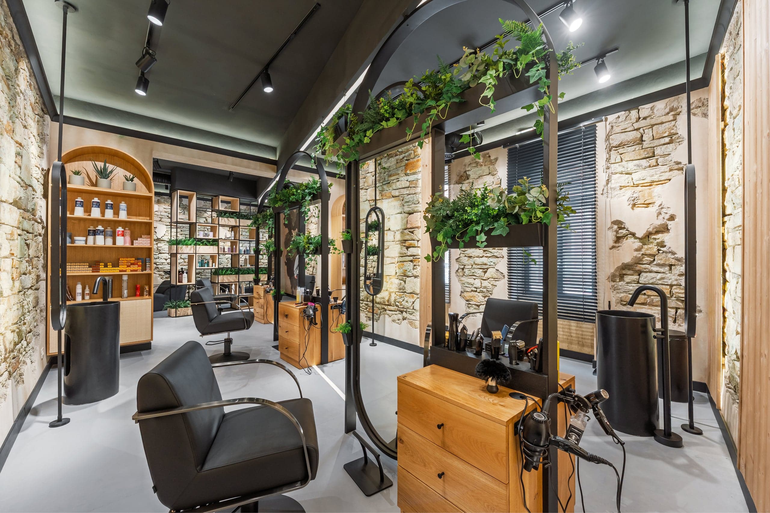 Recepția salonului Industry Beauty Salon