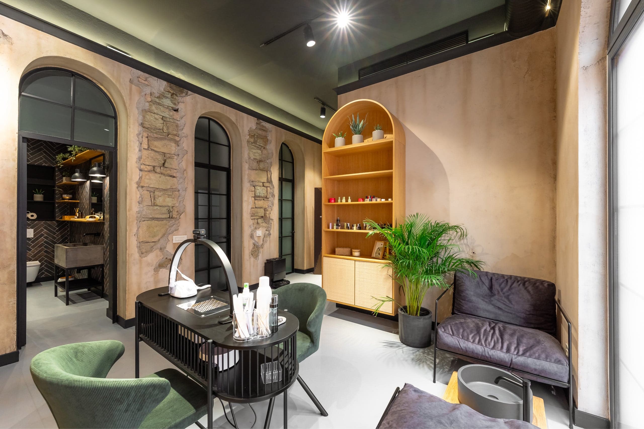 Atmosferă caldă în Industry Beauty Salon