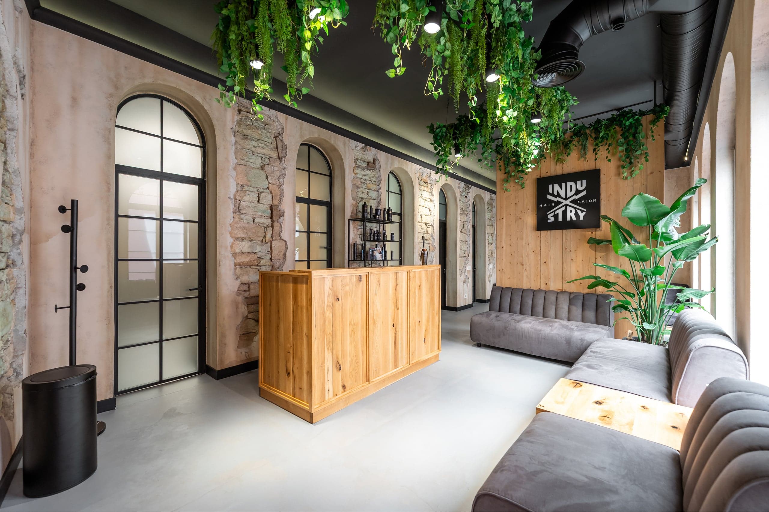 Perspectivă asupra interiorului Industry Beauty Salon