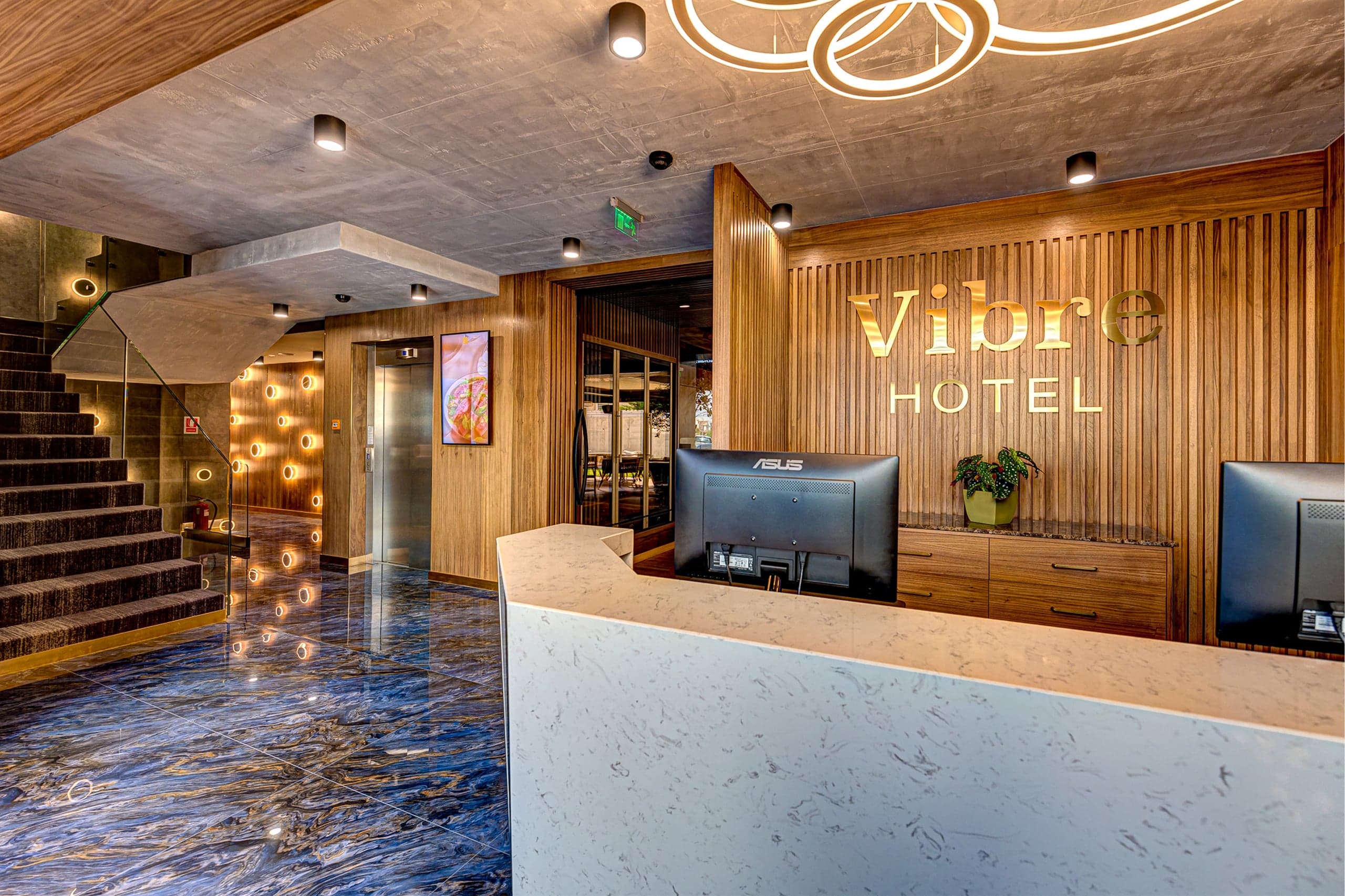 Zonă de lounge în Hotel Vibre cu finisaje contemporane