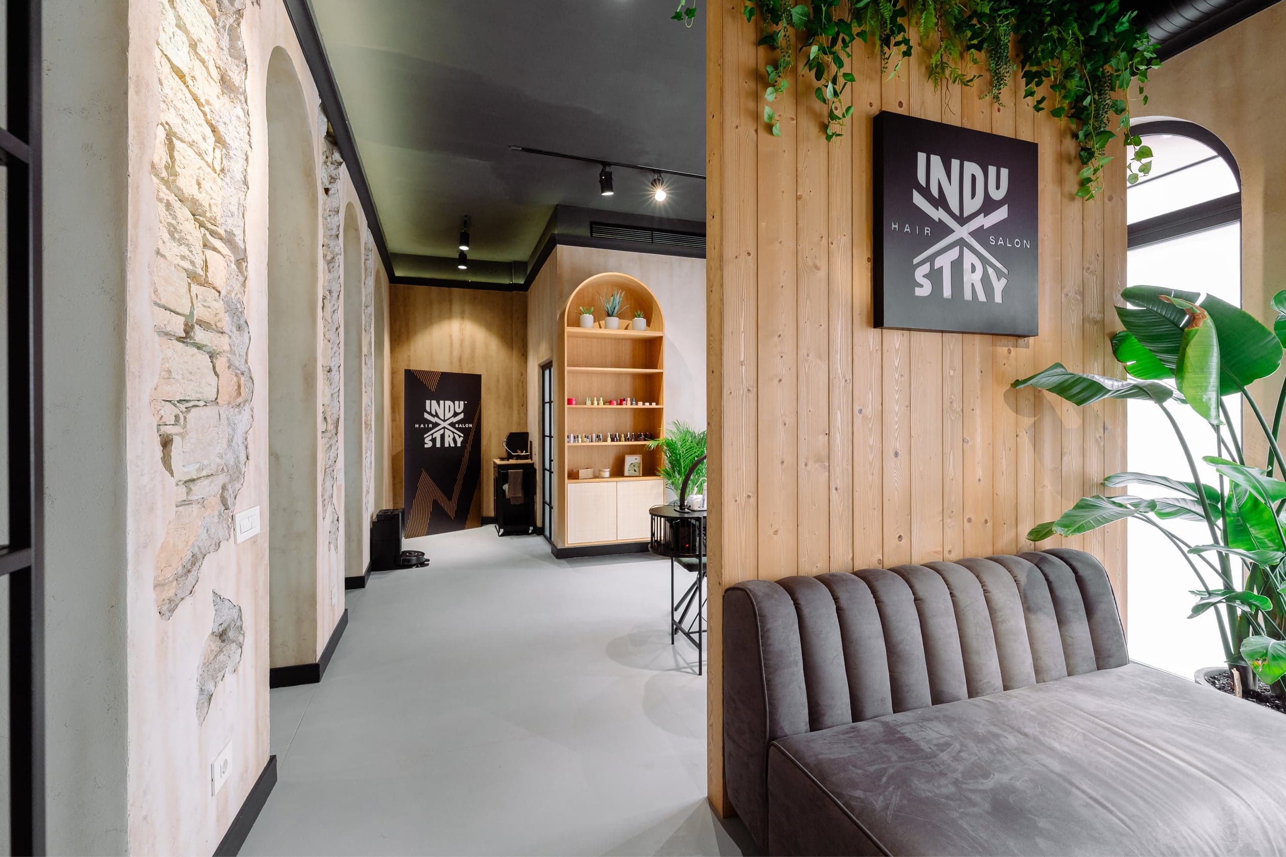 Perspectivă amplă asupra spațiului de salon